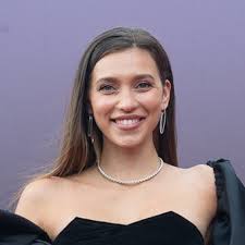 Сегодня девушка известна не только как певица, и ведущая на популярном канале «пятница», а и композитор, сочиняющая. Regina Todorenko Biografiya Foto Filmografiya Kino Mail Ru