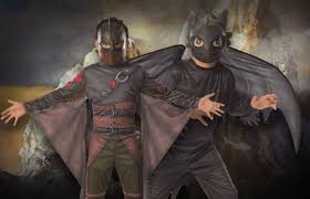 Hicks, astrid und grobian erfinden die trainingsgeheimnisse für 14 verschiedene drachenarten neu. Drachenzahmen Leicht Gemacht 2 Original Kostume Bei Uns