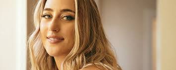 Traci Grace's Instagram, Twitter & Facebook