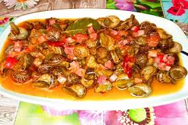 Los caracoles en salsa son un aperitivo muy tradicional dentro de la gastronomía española y más si le añades a la salsa chorizo y jamón como en este caso. Caracoles En Salsa Picante Elbullirdeagus