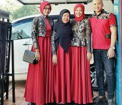 Antara warna abu abu dan merah bata menghasilkan kombinasi yang apik. Model Gamis Batik Kombinasi Kain Satin Hijab Aisa