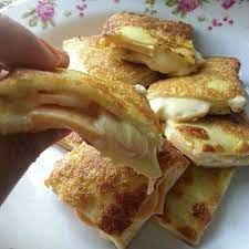 Roti telur cheese 3 biji telur 1/4 cawan susu segar sedikit serbuk lada hitam sedikit serbuk lada sulah sedikit garam roti secukupnya beberapa panaskan kuali dengan api yang kecil masukkan sedikit butter.setelah butter cair masukkan telur tadi.kacau perlahan hingga berketul hingga masak. Resepi Roti Telur Cheese Klaten Cc
