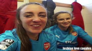 Vivianne miedema takes on lisa evans in the newest episode of 'what do you know?'. Lisa Evans And Vivianne Miedema Couple Goals Youtube
