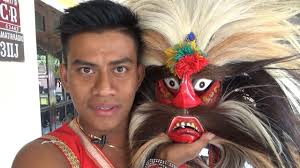 Kesenian ini telah ada sejak lama, bahkan para peneliti dan pecinta seni dari kerajaan kolonial belanda menyebut bahwa kucingan yang selalu ada pada reog merupakan atraksi sirkus asli jawa. Yosika Mempraktekkan Cara Memakai Perlengkapan Penari Bujang Ganong Youtube