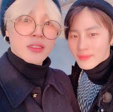 Suga's brother min geumjae (left) with suga (right) | @goldjay89/ . Curiosidades V Confessou Sobre Qual Momento Ele Se Sente O Mais Bonito E Mais Army Br Amino