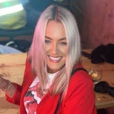 Courtney Llewellyn's Instagram, Twitter & Facebook