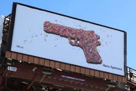 Ukuran gambar reklame outdoor relatif lebihs besar dan bahannya terbuat dari bahan tahan lama, tahan air, dan tahan sengatan matahari. Mengenal Pemasaran Outdoor Out Of Home Advertising