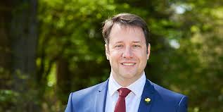 Le bureau régional à votre écoute. Regionales En Bretagne J Avance Pour Gagner Au Premier Tour Loig Chesnais Girard