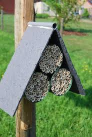 Es Ist Zeit Den Hinterhof Zum Leben Zu Erwecken 11 Spass Und Stil Architektur In 2020 Bee Hotel Mason Bees Mason Bee House