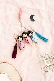 Comment Creer Une Poupee Kokeshi En Porte Cle Manayin Poupees Kokeshi Porte Cle Cadeaux Fabriques A La Main