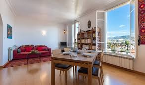 Salon Tres Lumineux Qui Offre Une Vue Panoramique Sur Nice La Mer Et La Montagne Ni Maison Et Appartement Location Vacances Appartement Decoration Interieure