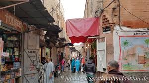 It is enclosed by 16km of ramparts and gates. Marrakesch Medina Rot Knallt In Das Blau