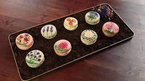 Sami Uberrascht Mit Einem Ganz Besonderen Blumenbeet Aus Handbemalten Macarons Mit Rosenwasser Buttercreme Lebensmittel Essen Das Grosse Backen Rezepte Rezepte