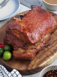 Typically, pork shoulder cooking methods use slow, gradual cooking to create a tender, juicy, meat falls off the bone piece of pork. 2yg I Opdhotm