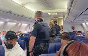 Video shows passenger vyvianna quinonez punch the flight attendant before an unidentified man intervenes. Yis46e05odkuwm