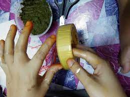 Selalunya kita boleh beli inai yang sudah siap dipakai, namun kebanyakkannya warna merah itu tidak tahan lama dan cepat pudar. Tip Super Mak Cara Cara Pakai Inai Daun Tradisional