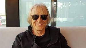 Regretatul interpret de muzică ușoară, înmormântat, la cimitirul ghencea militar. Ultimele Imagini Cu Mihai Constantinescu Cu O SÄptÄmanÄ Inainte De A Ajunge La Spital Galerie Foto B1 Ro