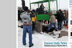 A koz, zot y dit ke moin té roule tro vit , kombien ou té y roule, 154km,et bein mounoir prend le vélo out papa. Billy Ancien Motard Se Fait Enterrer Sur Sa Moto Dans Une Boite En Verre Comme Il Le Souhaitait Lebabi Net