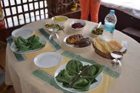 Ketika makan bersama, anda harus mengajarkan anak untuk tidak mengambil makanan yang berada jauh darinya. 6 Tata Cara Menata Meja Makan Secara Tradisional Paling Lengkap Rumahlia Com