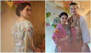 • 19 882 просмотра 3 года назад. Cantik Macam Emak Foto Sekitar Majlis Pertunangan Anak Bongsu Hetty Koes Endang