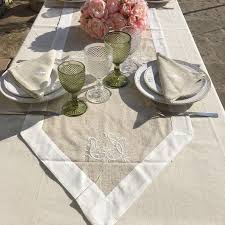 Les chemins de table en lin sont idéals pour tous vos événements, que ce soit un baptême, un anniversaire ou un mariage. Chemin De Table Lin Et Polyester Coeurs Brodes Lin Bordure Blanche Laboutiquedelea