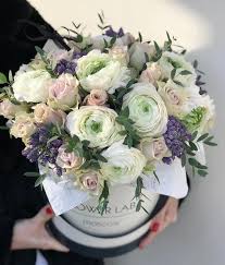 Rose Studio доставка цветов по краснодару цветочный магазин в краснодаре Roskosh I Elegantnost V Odnom Foto Neveroyatnyj Buket Iz Ranunkulyusov Dvuh Sortov Roz Veroniki I Osvezhayushego Pretty Flowers Bouquet Styling Floral Wreath