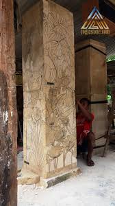 Struktur garis lurus pada desain pagar rumah ini akan mengingatkanmu pada kesan yang simple dan tegas, baik menggunakan material kayu atau besi sekalipun. Pilar Teras Motif Pemandangan