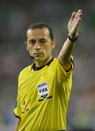 Cüneyt çakır, 23 kasım 1976 tarihinde i̇stanbul'da dünyaya gelen fifa kokartlı türk futbol hakemidir. Cuneyt Cakir Alchetron The Free Social Encyclopedia