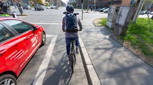 Wann ausnahmsweise auch rechts überholt werden darf, ist. Durfen Radfahrer Autos An Der Ampel Rechts Uberholen Bike Bild