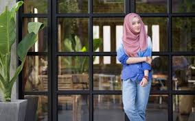 Berikut ini adalah beberapa inspirasi model busana muslim untuk anak perempuan terbaru 2019 yang bisa anda pilih sebagai bahan referensi nantinya saat membeli busana muslim untuk putri anda. Inilah Gaya Busana Muslim 5 Selebgram Wanita Untuk Remaja 2019