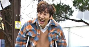 Lee kwang soo (born 14 july 1985) is an actor from south korea. Lee Kwang Soo Makes Dramatic Return To Running Man After Car Accident Koreaboo