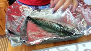 Prendiamo lo sgombro, lo ingrassiamo con il composto ottenuto e lo rimandiamo al microonde per 5 minuti. Come Preparare Lo Sgombro Al Cartoccio Guide Di Cucina