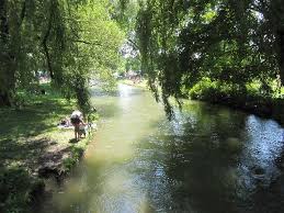 Liegewiese am schwabinger bach blick auf den monopteros im englischen garten münchen mit schöner liegewiese Englischer Garten In Munchen Bilder Tipps Und Infos