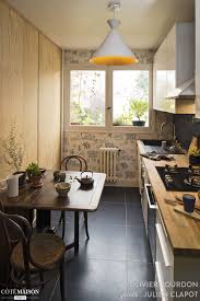 Dans La Petite Cuisine Un Pan De Mur Imprime Donne Du Cachet A La Piece Amenagement Petite Cuisine Cuisine Retro Moderne Cuisine Vintage