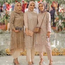 Jika ingin tetap dinamis, padukan dengan celana warna mengkilap seperti tampilan norma hauri ini. 40 Model Kebaya Muslim Yang Stylish Dan Trendi Untuk Kondangan Updated 2021 Bukareview
