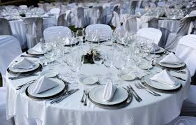 Table à manger rectangulaire, table à dîner ronde et table de repas carrée. Tables Rondes Prepares Pour Un Banquet De Mariage Banque D Images Et Photos Libres De Droits Image 24005176