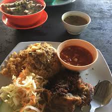 Untuk lebih banyak kemudahan, cangkuk ayam dengan besi yang diangkut ke dalam. Nasi Ayam Periuk Besar Sungai Kob Halal Restaurant In Kulim
