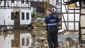 Feuerwehrkräfte haben die überschwemmungen in ludwigshafen. 0nooe4mr7u4wzm