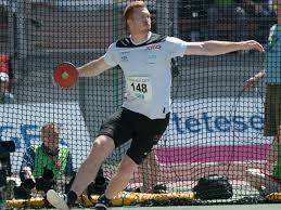 The discus throw, also known as disc throw, is a track and field event in which an athlete throws a heavy disc—called a discus—in an attempt to mark a farther distance than their competitors. Campeao Olimpico Procura Recorde Em Lancamento De Disco Revista Atletismo