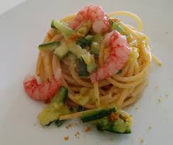Aggiungere metà delle zucchine agli scampi e anche l'altra metà dopo averla frullata con un mixer; Spaghetti Con Gamberi Rossi Di Gallipoli Zucchine E Bottarga Tonnarelli Calcio E Pop Siamo Nati Per Soffriggere