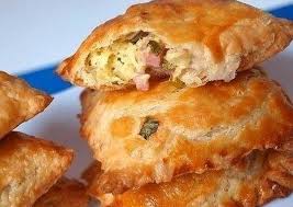 рецепт пирога из слоеного теста с ветчиной и сыром Pirozhki Iz Sloenogo Testa S Zelenym Lukom Syrom I Vetchinoj Recept Idei Dlya Blyud Recept Bulochek I Sloenoe Testo