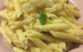 Per prima cosa occupiamoci dei finocchi, laviamoli in acqua fresca, togliamo le foglie esterne (quelle più dure), poi tagliamo le cime e dividiamoli in 4 parti, a questo punto tagliamoli a spicchi sottili. Pennette Al Salmone E Finocchi Dott Ssa Melania Cornacchione