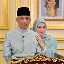Dymm sultan johor sultan ibrahim ibni almarhum sultan iskandar dan dymm permaisuri johor raja zarith sofiah binti. Foto Comel Raja Permaisuri Agong Sempena Kelahiran Ke 60 Satkoba Press