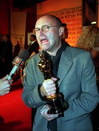 His musical career began in earnest when he joined genesis as a drummer in 1970, later becoming the group's lead vocalist in 1975 when peter gabriel departed. Phil Collins Logra Que Orianne Cevey Desaloje Su Casa En Enero Clase