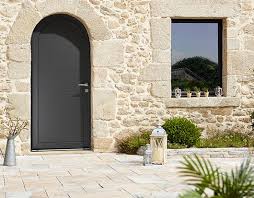 Dans Cette Entree Les Pierres De Couleurs Claires Font Ressortir A La Perfection Peinture Facade Maison Vieilles Maisons En Pierre Entree De Maison Exterieur