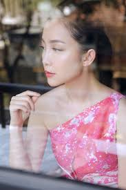 Linh Nga mặc váy xòe bồng đi chợ xuân