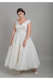Made from 100% lace with polyester lining, this plus size wedding dress is floor length and features short sleeves. Gray Plus Size Dress For Wedding 1747f3