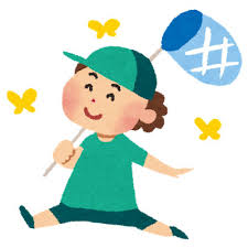 フリー素材 | 虫取り網を持って蝶々を捕まえようとする男の子を描いたイラスト。夏休みのデザインに。