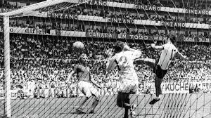 Bühl zieht ab, earps pariert, magull läuft vor und staubt scheinbar. Wm 1970 Gegen England Revanche Fur Wembley Dfb Deutscher Fussball Bund E V