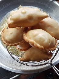 Terdapat beberapa jenis karipap seperti karipap daging, ayam, sardin, ikan (temosa) dan mini. Inti Sedap Kulit Rangup Wanita Ini Kongsi Rahsia Buat Karipap Daging Paling Enak